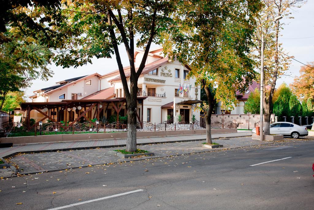 Hotel Parc Tecuci エクステリア 写真